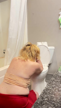 Mírame cambiar de posición con ella en el baño
