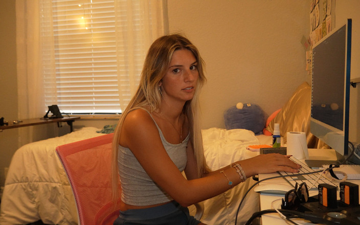 Ambie Bambii: Perempuan jalang kolej 18 tahun diliputi mukanya dengan air mani!!