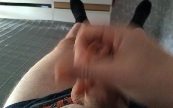 Pellefnatt: Papá masturba su polla hasta que se corre
