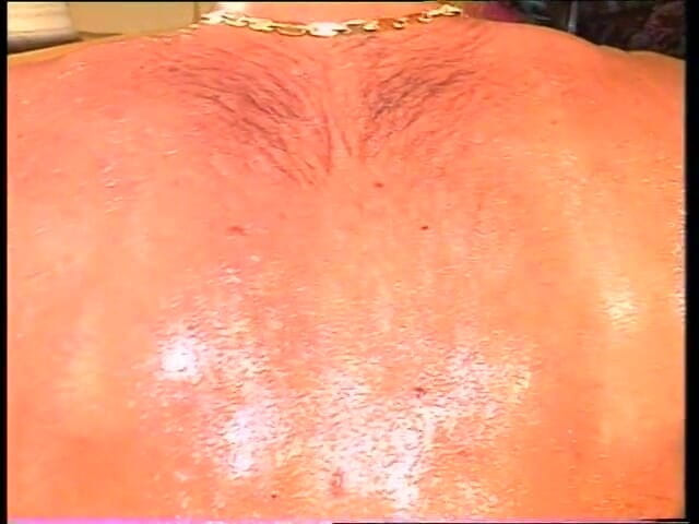 Horny Two really wet MILFs: Blonde milf met middelgrote tieten wordt in haar kont geneukt...