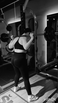 Anna está treinando na academia