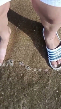 Ступни и море, экстра замедленная съемка - одна нога босиком и нога в слайде - отличные ступни в море
