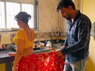 Next short: Indian Desi Bhabhi Savita uprawia seks ze swoim szefem w...