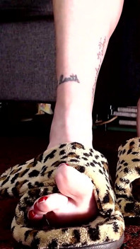Toe Wiggling i Fuzzy Tofflor