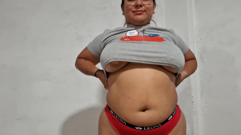 SugarPose: बड़े स्तन वाली लैटिना अपने अंडरवियर में उछलती है