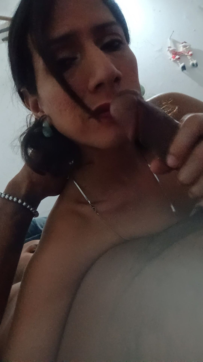 Femboy from Colombia: Esta Mamando Un Buen Palo Grueso