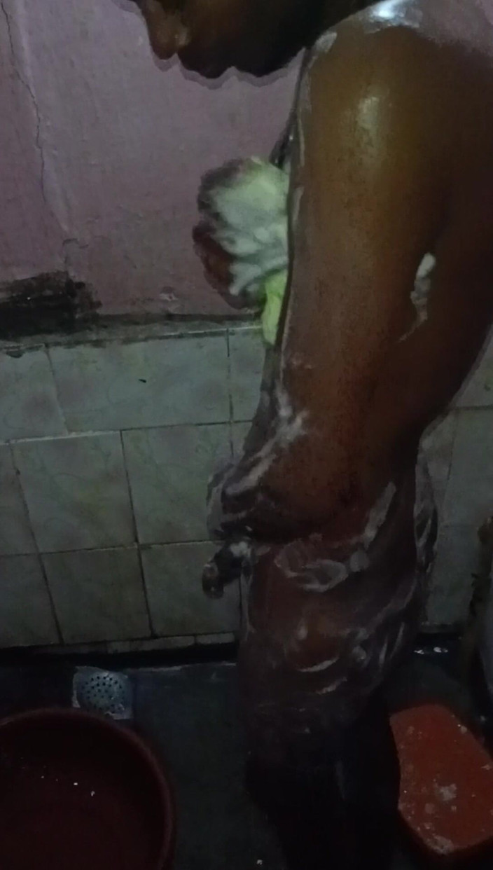 Arvind6355: 冷たい水で浴室で入浴を楽しんでください