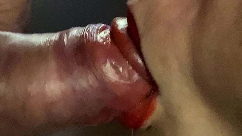 Nikky_Elise: Blowjob sudut pandangan dekat