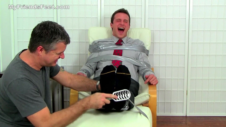 My friends feet: Patron Kenny koli bandıyla bağlıyken gıdıklıyor