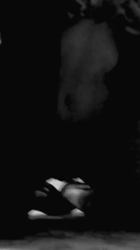 Orgasm intens pe podea. Amatoare brunetă slabă