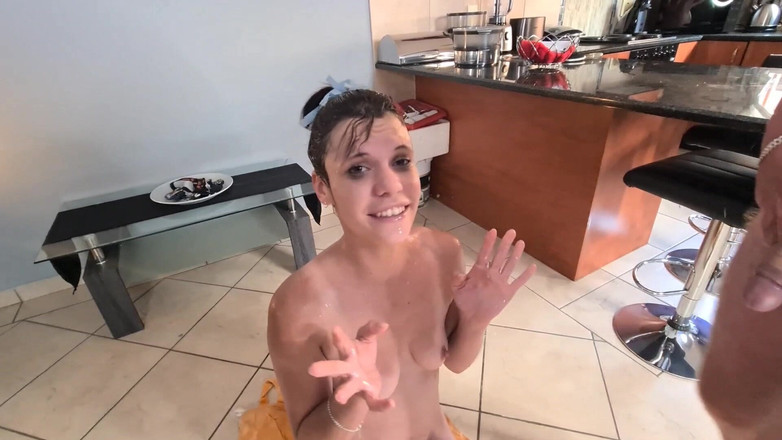 domslutfucker: 다른 소녀를 인간 화장실로 사용하는 소녀와 남자