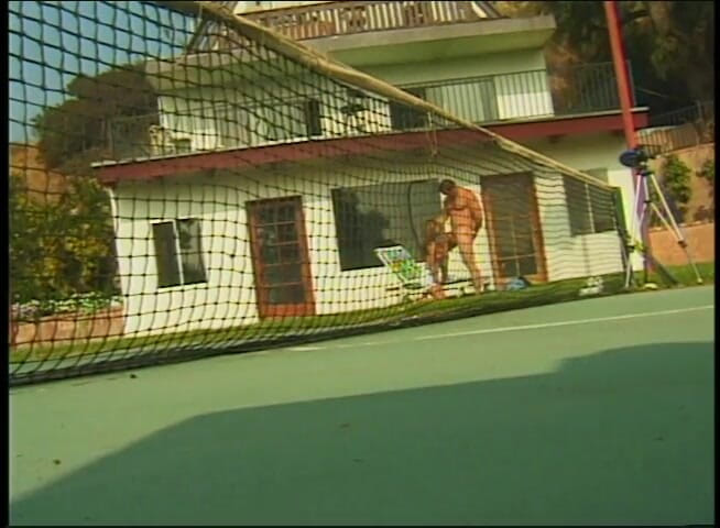 VOP Teenies: Секс на улице с окончанием на лицо для возбужденного чувака и его брюнетки-жены с твердыми сиськами - крупным планом