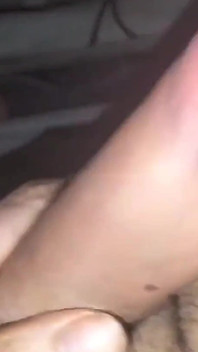 富有的年轻多才多艺的胖拉丁女郎