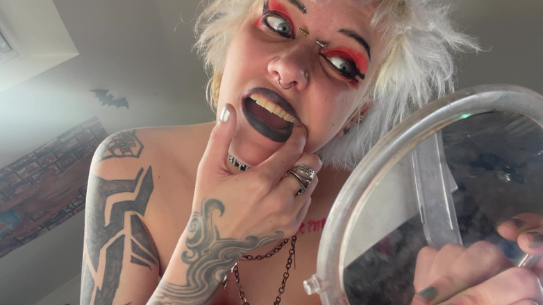 Glitterqueen1999: Glitterqueen1999 Muntur med spegelsvart läppstift