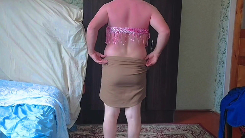 Kitty_Cross: Il travestito caldo dà occhi allettanti mentre muove fianchi