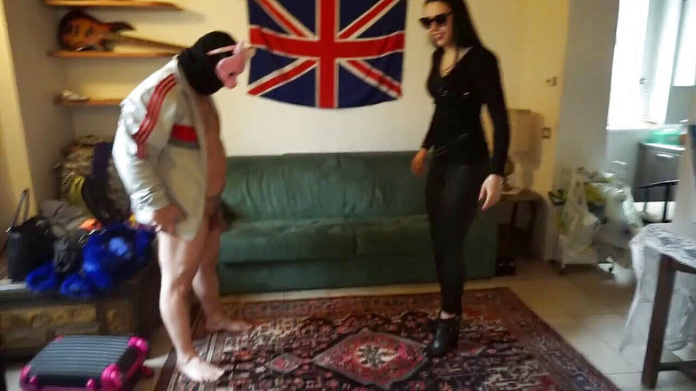 Lady Mesmeratrix Official: Une esclave masquée se fait punir par trois nanas femdom