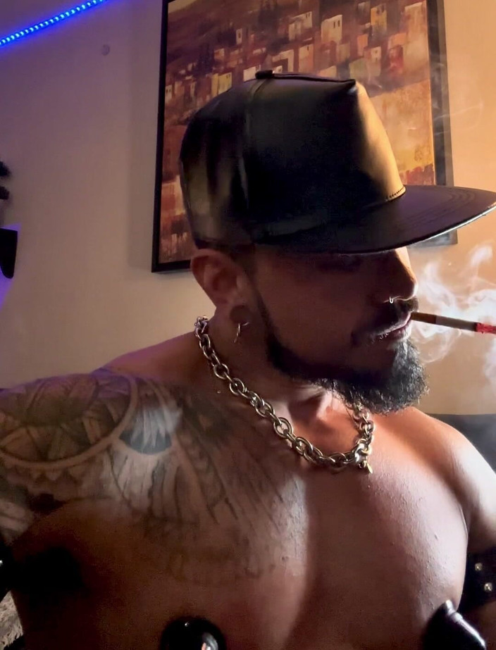 Reds and Muscles: Vykuř mi hruď a pracuj mi na bradavkách!