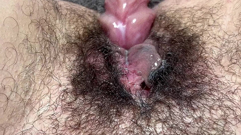 Roy1987: A garota esfrega contra o e leva a um orgasmo/esguicho...