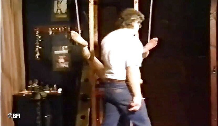 Slave Seks: Suffering Series 002 - Děvka miluje horký vosk, který na ní kape