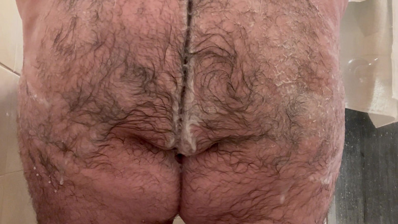 Masked Chaser and Bear: Bär schiebt dildo in seinen arsch vor dem duschen