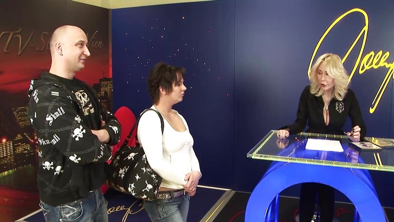 German amateur couples: Geile Duitse dame krijgt twee harde pikken zodat ze hard...