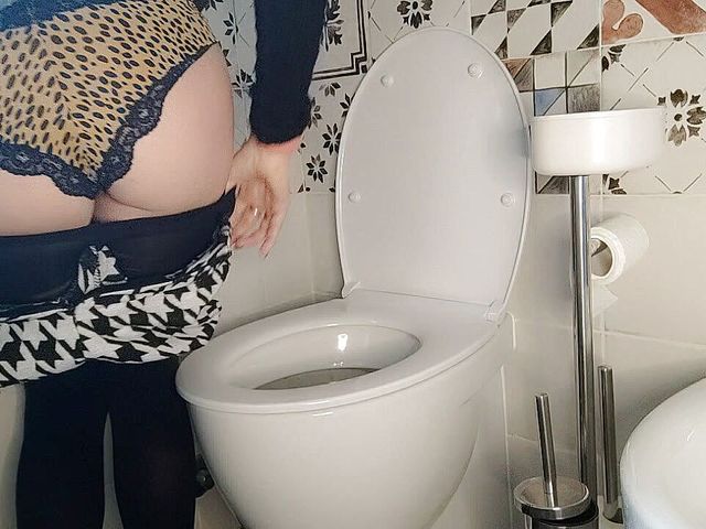 Only on the toilet do I feel really free (Savannah fetish dream)