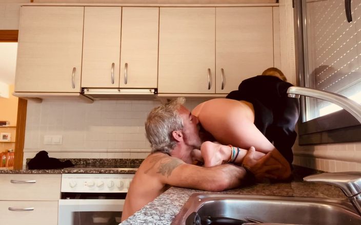 Wild Spain Couple: Liten svart huva knullar i hennes kök