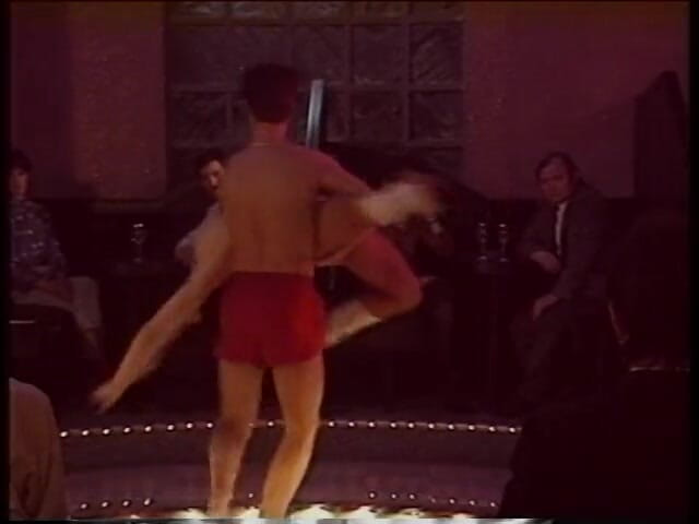 Irresistible Strippers: Blonde stripper buigt en toont geschoren poesje