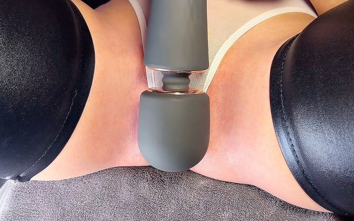 Alisa Lovely: Mein Pussy Wird Von Diesem Spiel Durch Sexy Unterwäsche Nass