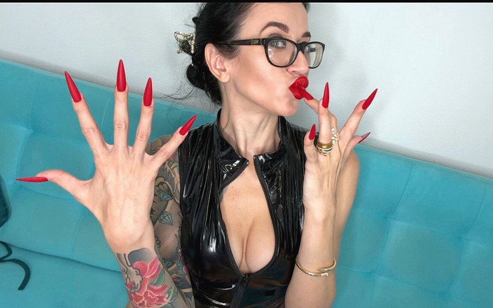 Julia domaina: Röd matt färg långa naglar, handflator, avrunkningar med spott, svart...