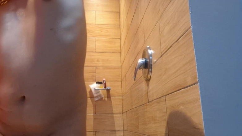 Crystal Phoenix: Hete transgirl heeft plezier onder de douche