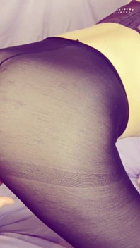 Orta yaşlı seksi kadının külotlu çorapına anal ve büyük boşalma