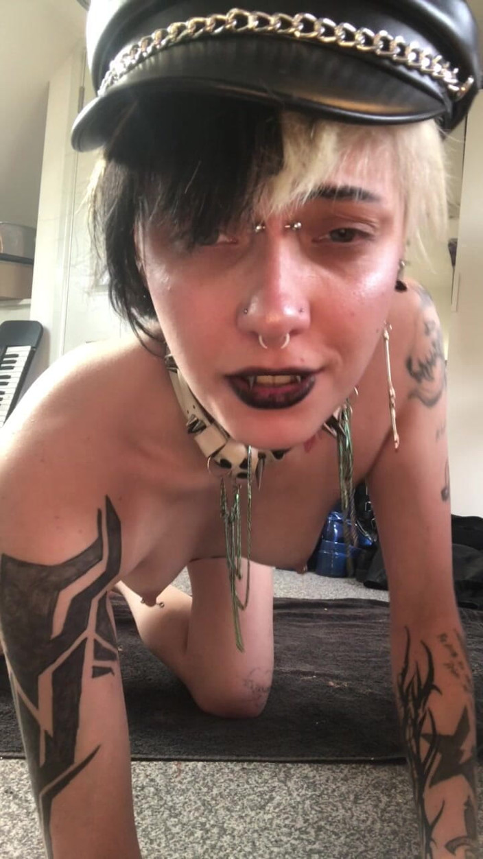 Glitterqueen1999: Goth Domme lacht über deinen schwanz, fickt dich und demütigt dich...