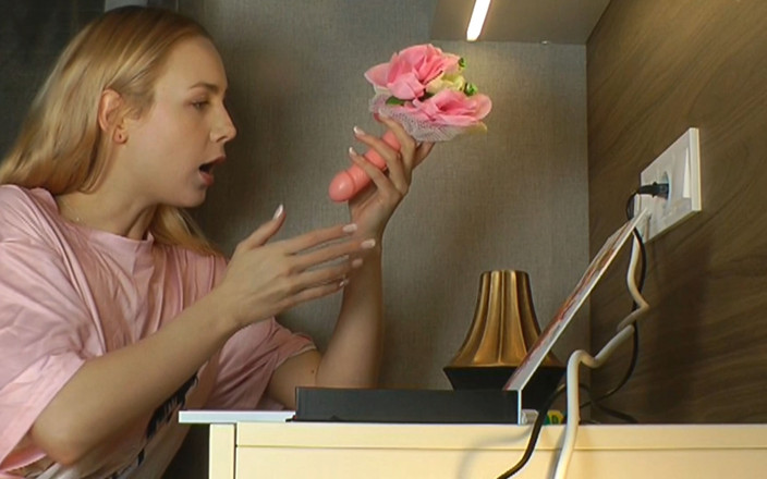 Leon Lambert Girls Twerk Parties CFNM: 美腿漂亮、阴毛浓密的惊人热辣金发女郎脱下蕾丝内裤，露出底部摄像头