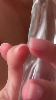 18-jarige zuigt rubberen pik en neukt zichzelf met een dildo