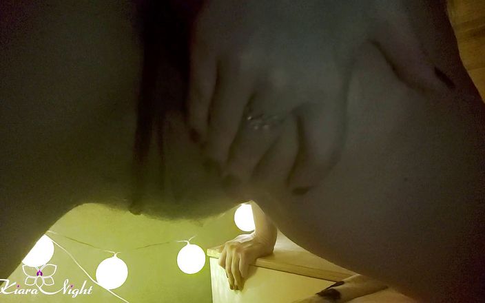 Kiara Night: Büyük memeli kız amına mastürbasyon yapıp orgazm oluyor