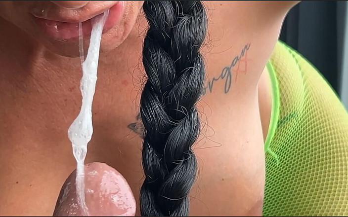 Cumbizz: Милфа с большими сиськами принимает большой черный член и трахает машиной ее задницу!