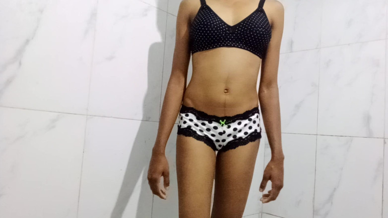 TEENADESI: Wer will mit mir mitmachen, kommt und fickt mich hart