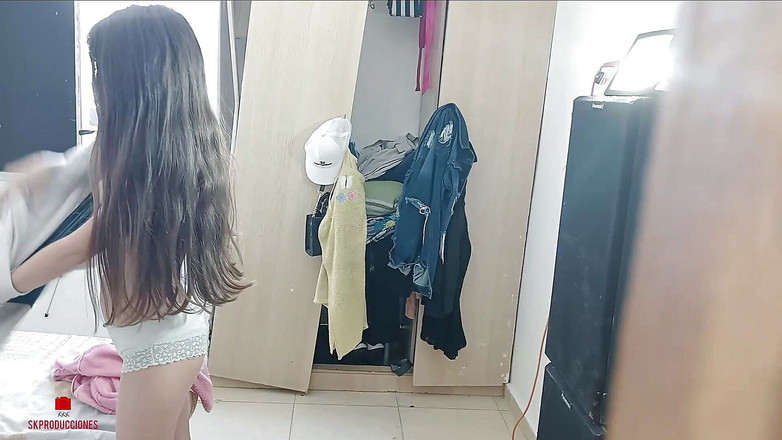 skpro_: Trovo la mia sorellastra con i vestiti addosso e li...