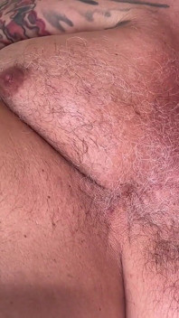 Büyük Yaşlı Dev Beyefendi Büyük Bir Göbek Ve Eller Serbest Orgazm Oluyor