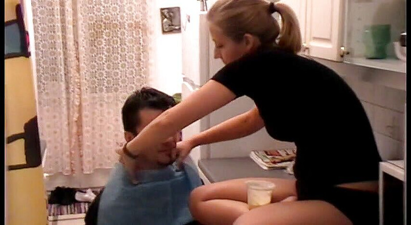 Femdom Austria: Füttere ihn vom boden