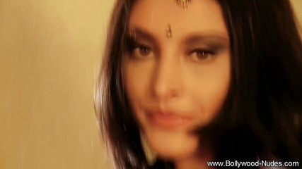 Bollywood Nudes: La splendida ragazza indiana sta ballando