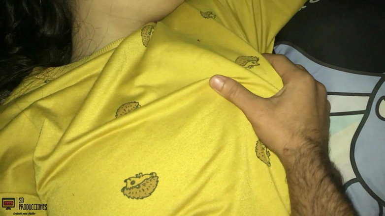 Emma vict: 继父让他的继女饥渴地干她一整天 - 西班牙语色情