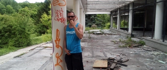 Aerostar: Un homme fait pipi