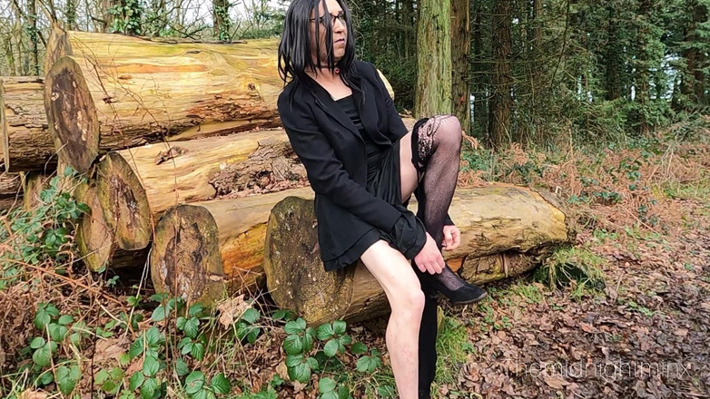 The Midnight Minx: Crossdresser gótico cachondo en el bosque