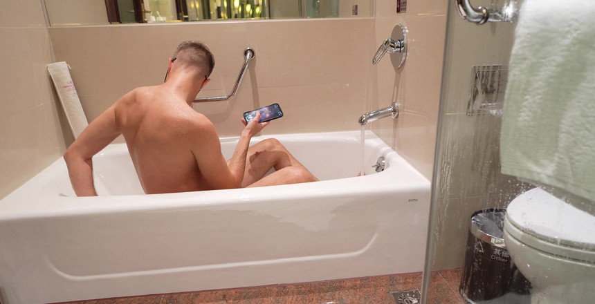 GayDuplo: Еще один отель, еще одно раздевается в ванне и душе и медленно играет с моим членом в Китае!