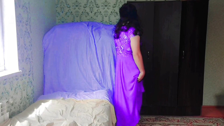 Kitty_Cross: 令人惊叹的 Femboy 炫耀穿着闪亮紧身裤的腿