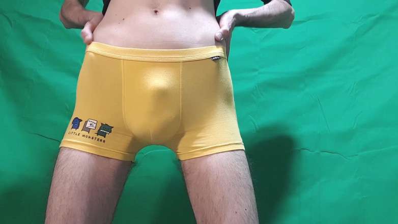 HeIsSooThin: Yellow Boyshorts Lagi asik