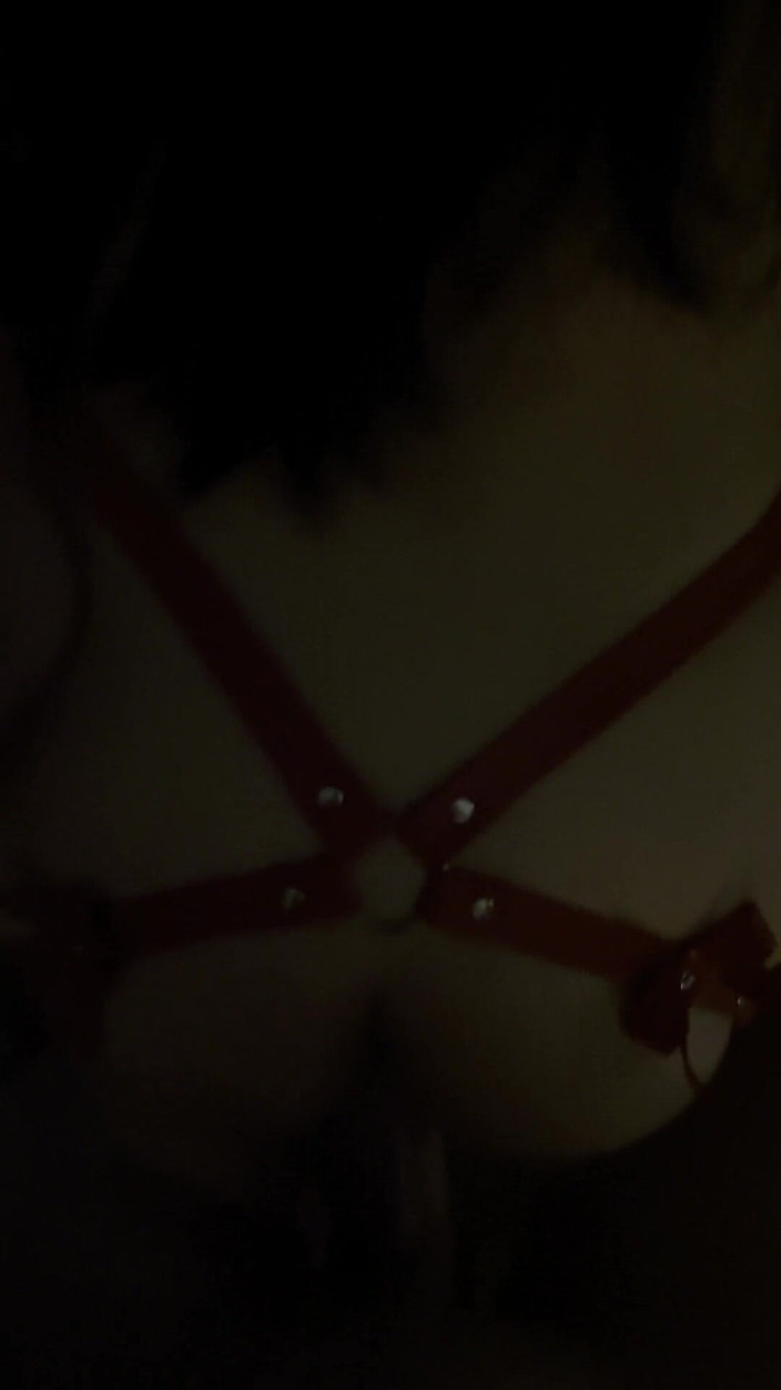 AsianHoneyAss: 호텔 창가에서 즐기는 열정적인 강아지 섹스, 가죽 코스프레