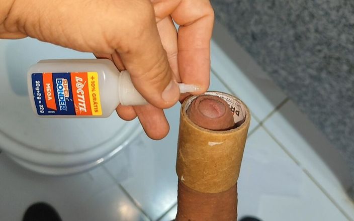 Straight Daddy Club: Un adeziv super sexy fixează pula pe inelul de pulă.